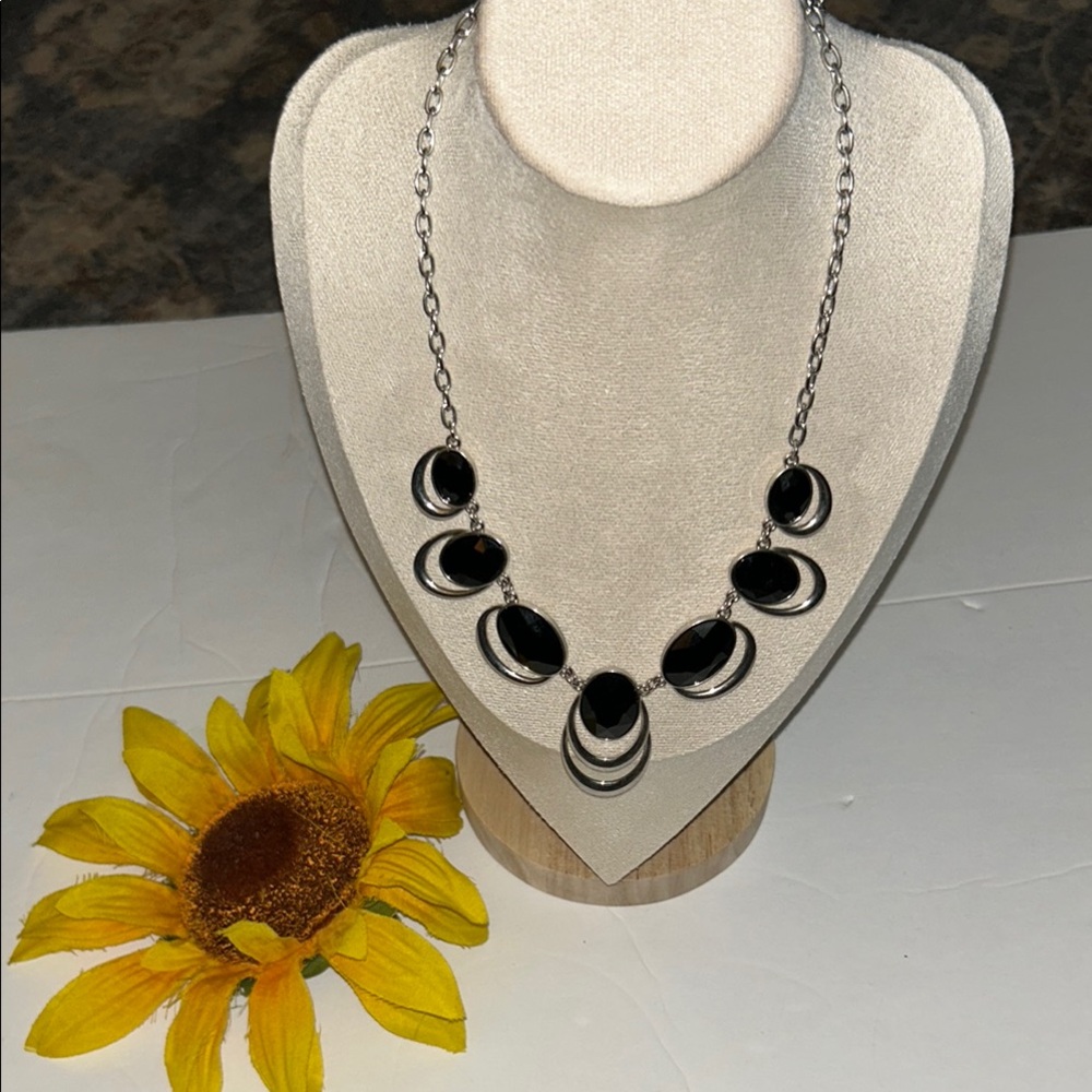 Vintage C1946 Elegant Black and Silver Necklace